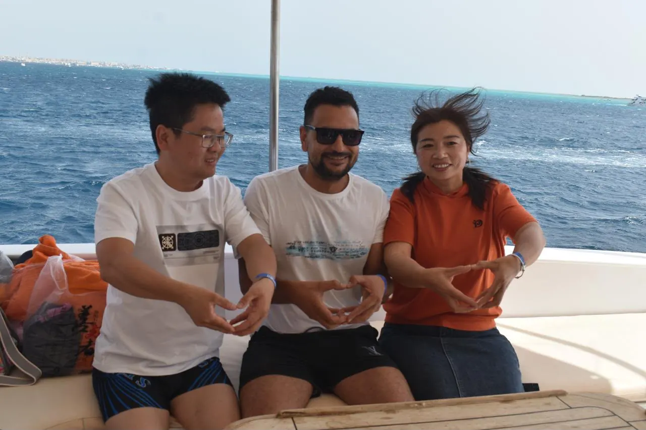hurghada red sea boat trip guests 01 Trip Chanel旅客在赫尔格达红海体验海上活动,展示11天埃及路线的红海部分