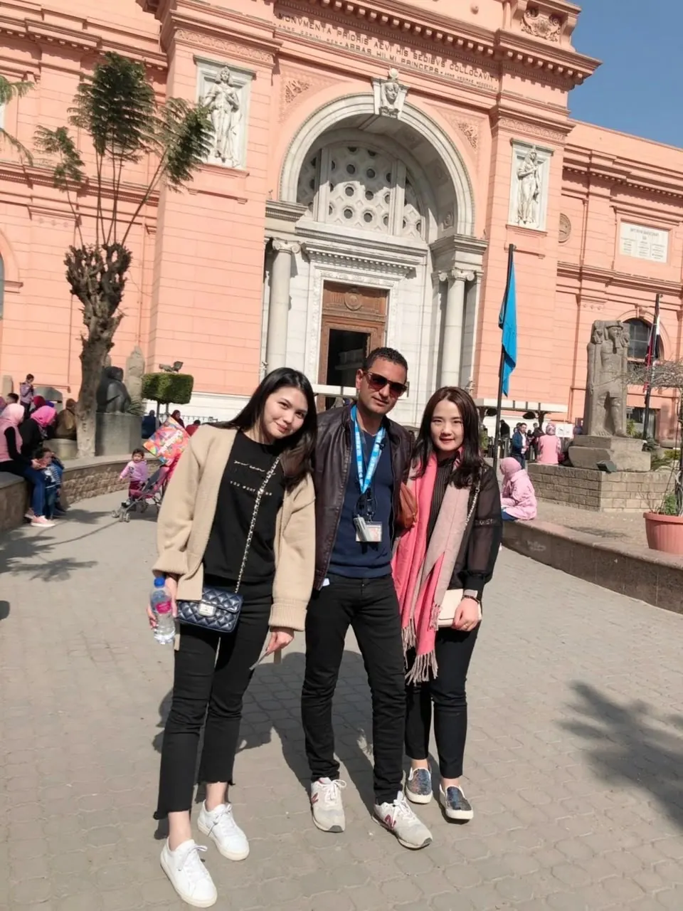 Trip Chanel 導遊與旅客在開羅埃及博物館前合影