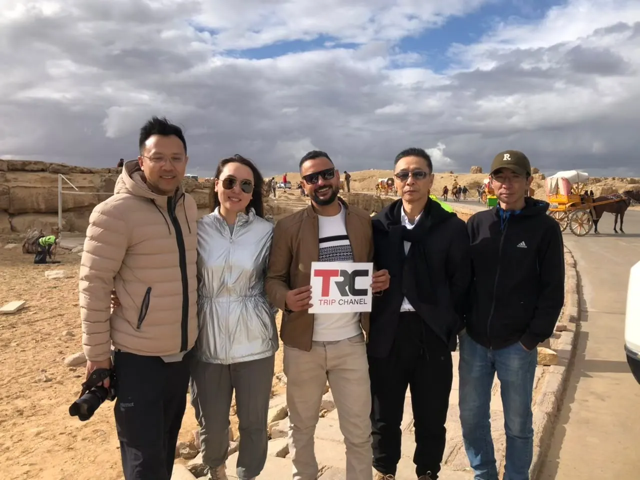 Trip Chanel 旅客與導遊在吉薩金字塔前留下真實旅行合影