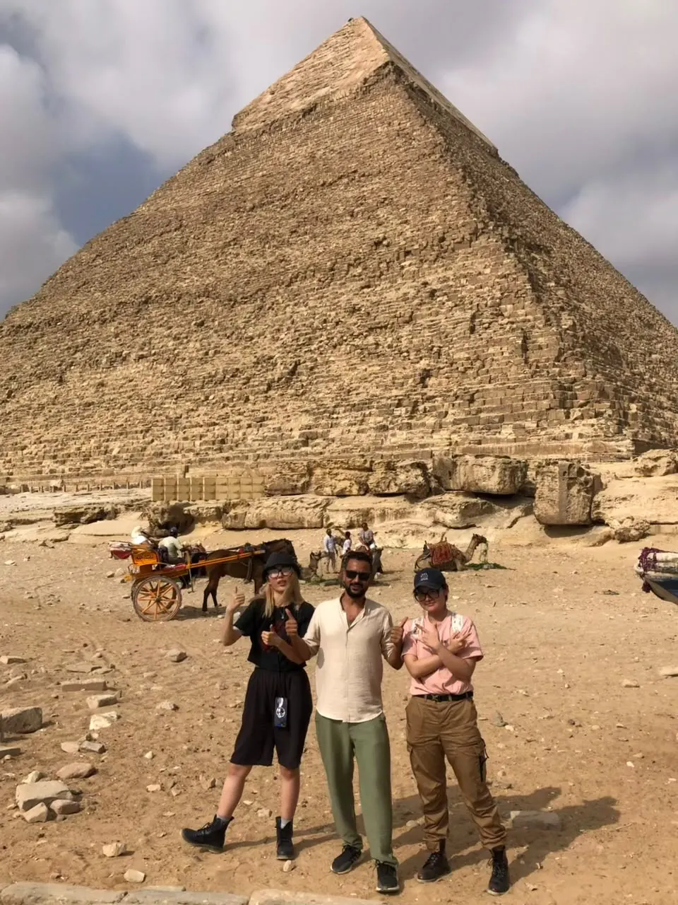 小團旅客在吉薩大金字塔前拍照