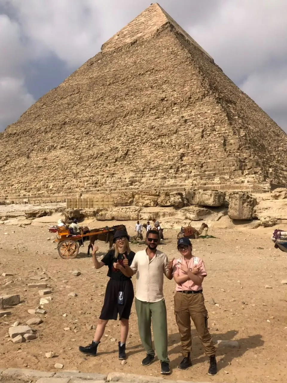 旅客在吉薩大金字塔前旅行合影