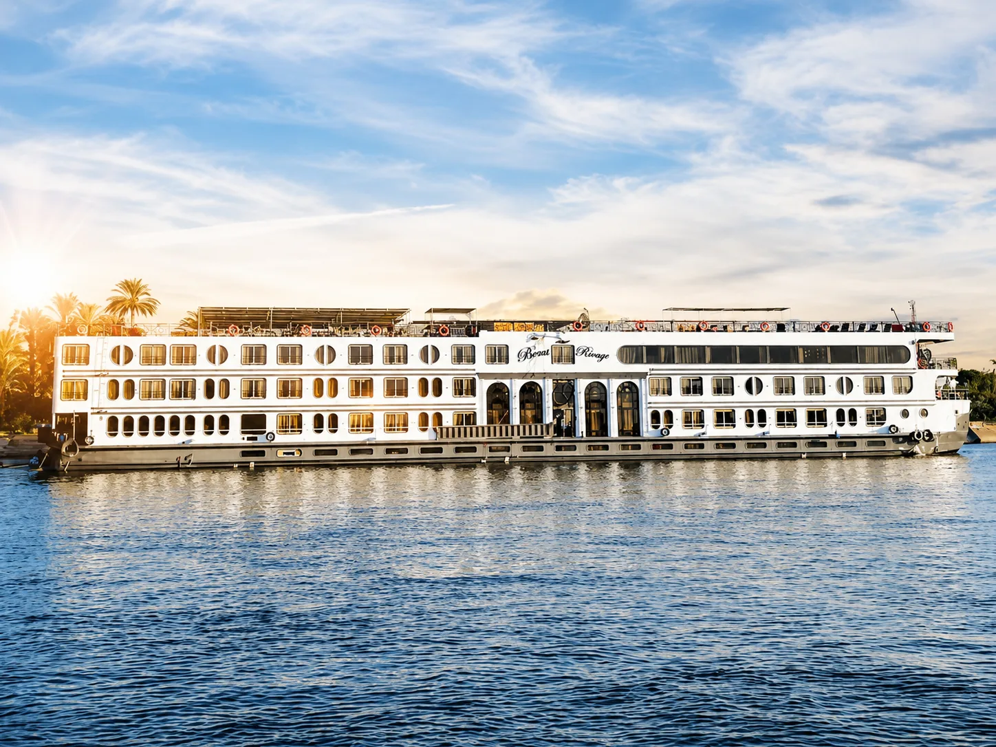 Royal Beau Rivage 尼羅河郵輪停泊在河上
