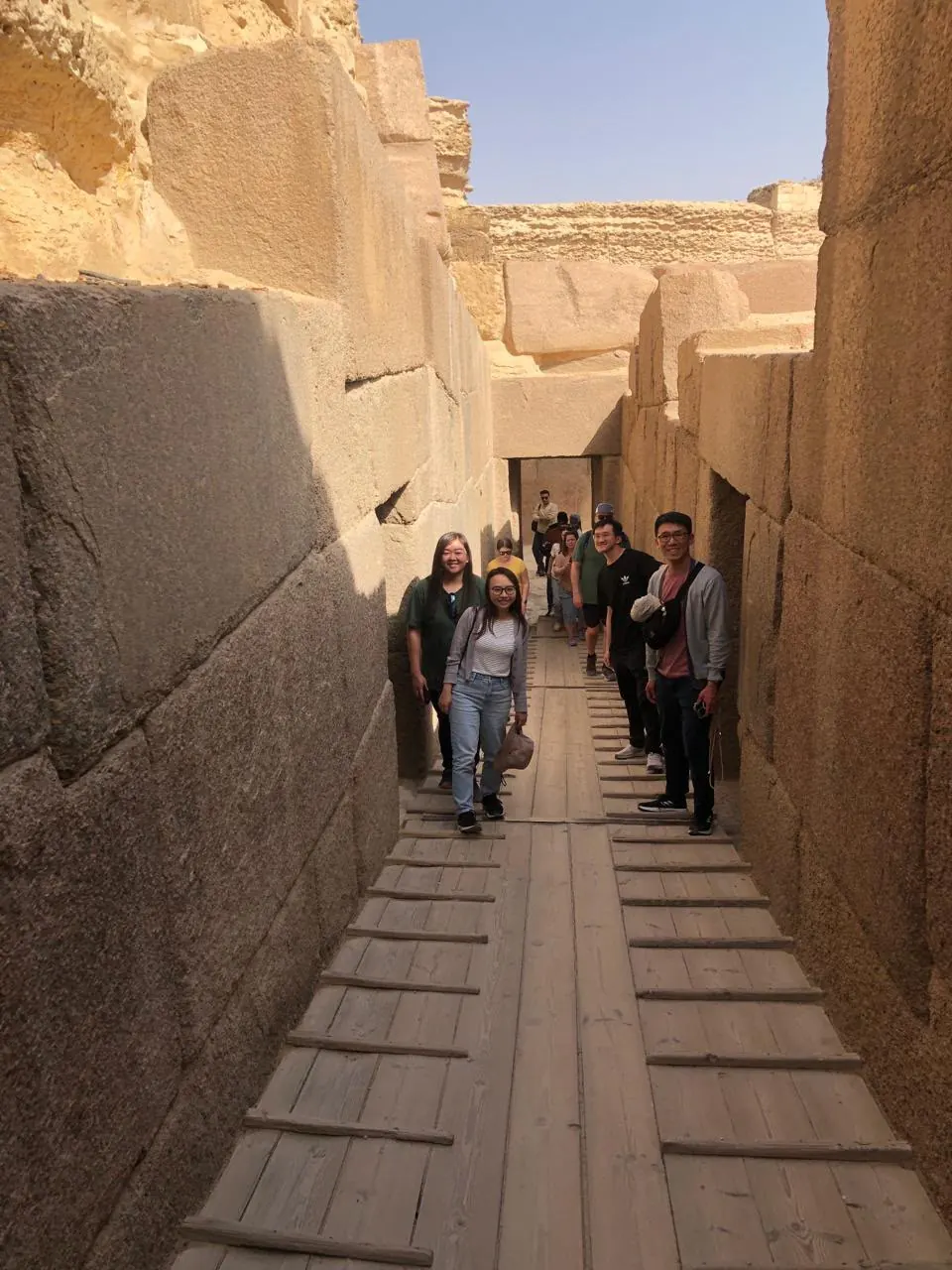 旅客參觀薩卡拉古代石造遺址