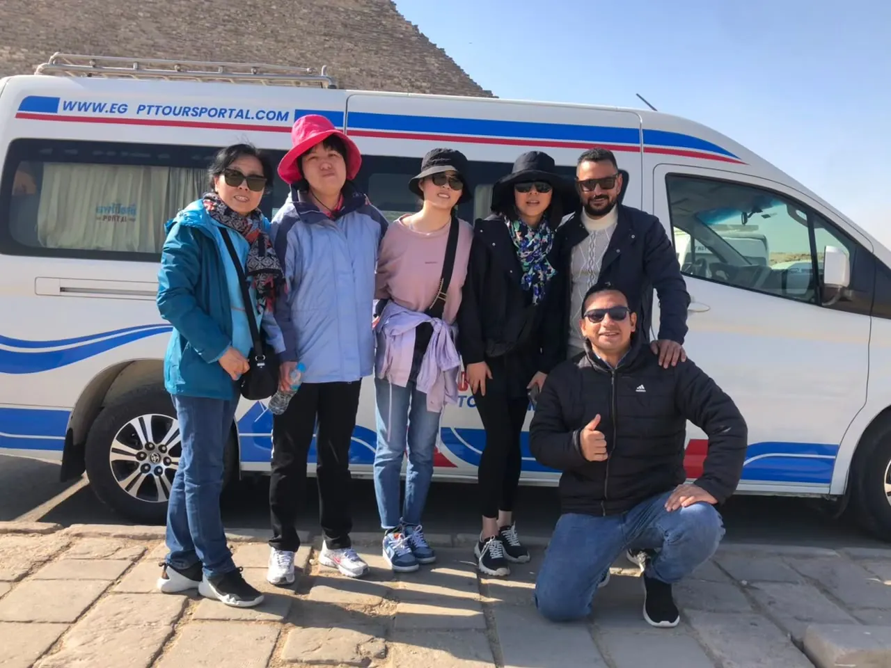 Trip Chanel旅客搭乘私人巴士參觀吉薩金字塔
