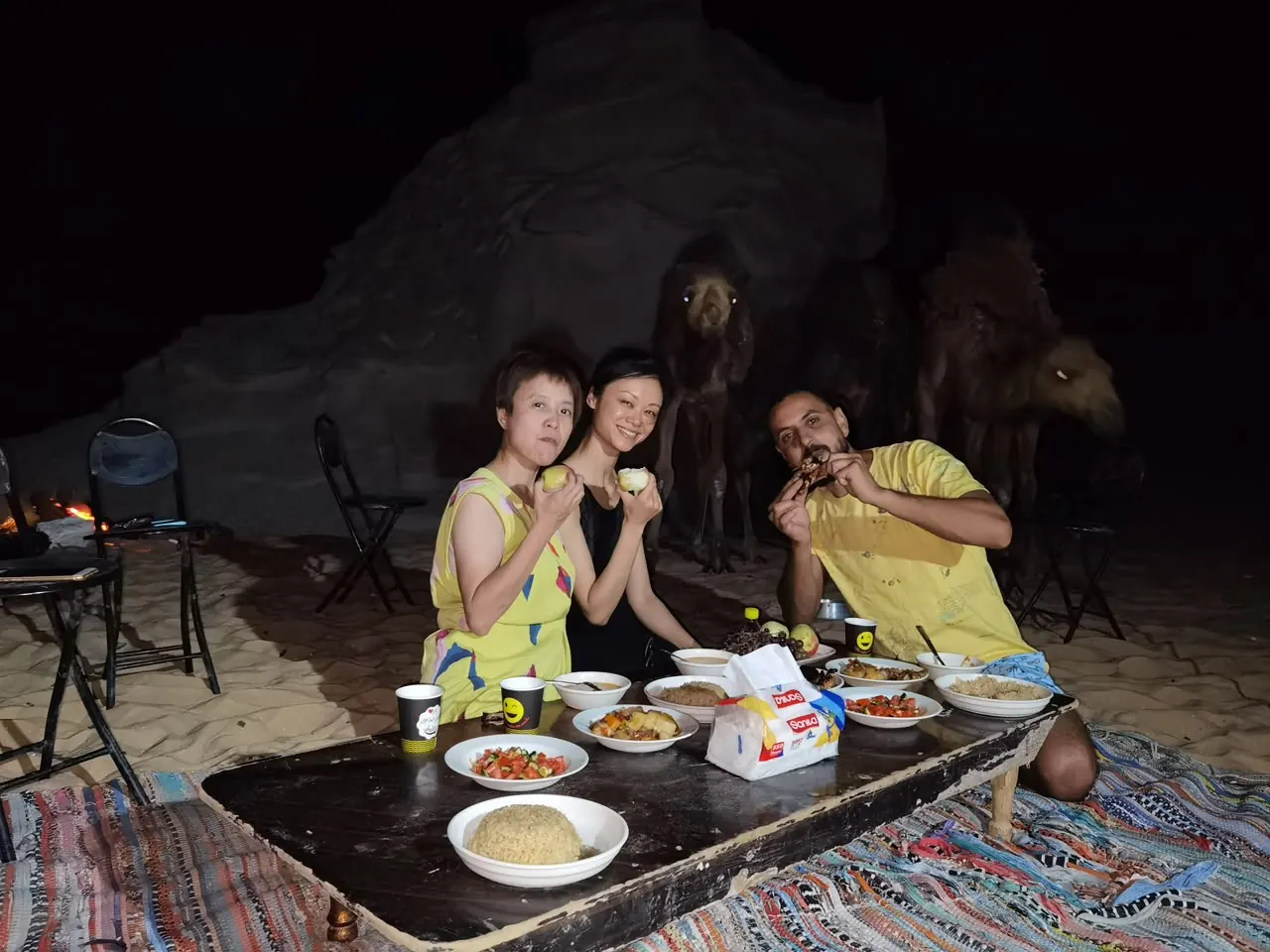 旅客在巴哈利亞白沙漠露營享用晚餐