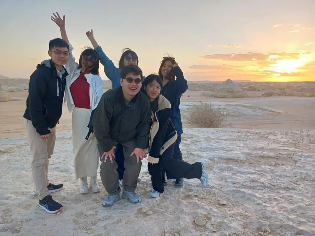 旅客在巴哈利亞白沙漠欣賞日落